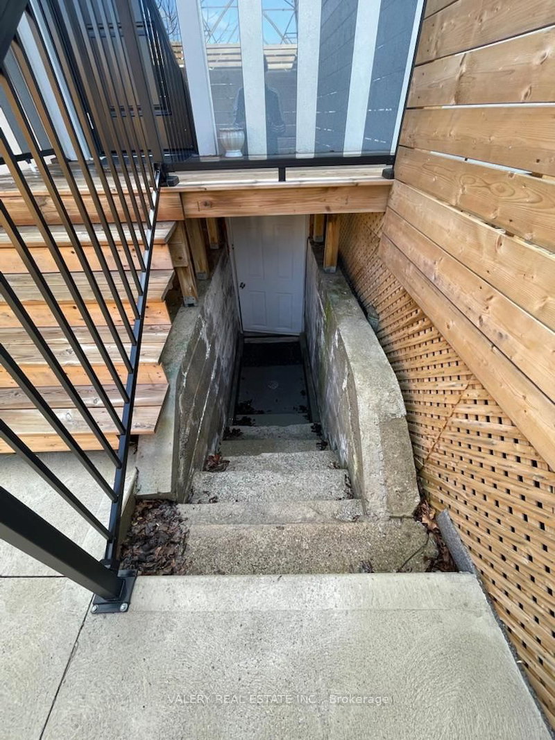 Lower - 520 Cochrane Rd Rd, Hamilton, L8K 3H5 | Image 3