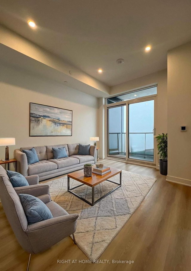 1211 - 25 Wellington Street