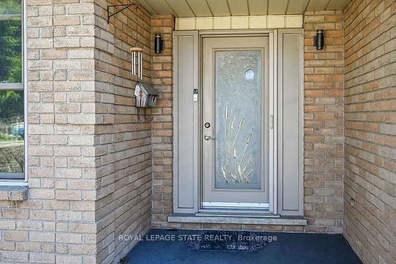 621 Tomahawk Cres, Hamilton, L9G 3T4 | Image 3