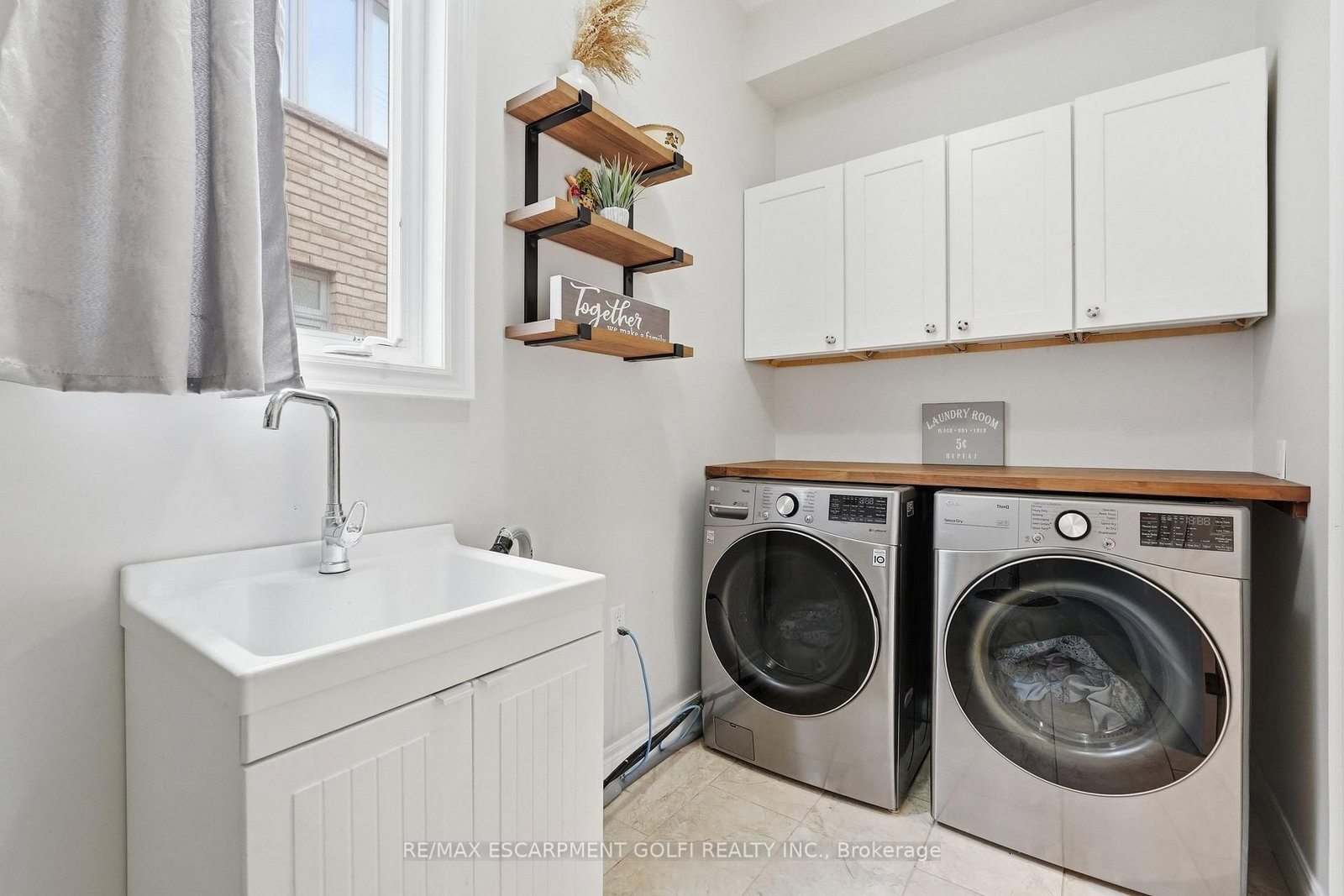 Detached House for sale at 240 Cloverleaf Drive, Hamilton, Ontario, L9K 1T2 - Meadowlands - MLS: X12978734