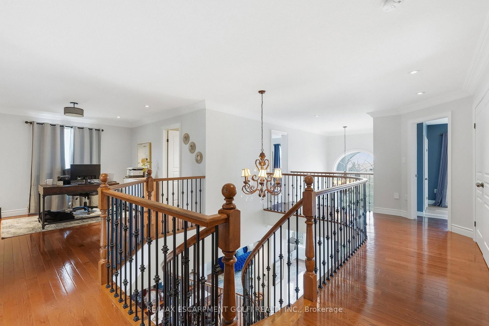 Detached House for sale at 240 Cloverleaf Drive, Hamilton, Ontario, L9K 1T2 - Meadowlands - MLS: X12978734