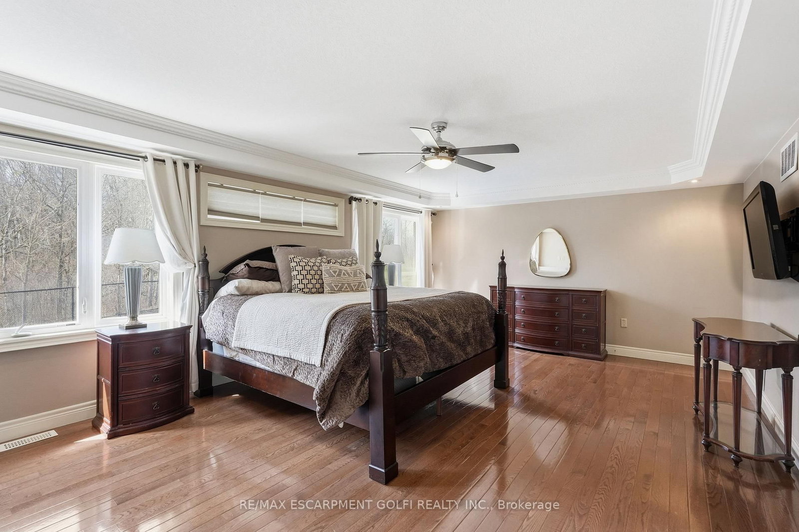 Detached House for sale at 240 Cloverleaf Drive, Hamilton, Ontario, L9K 1T2 - Meadowlands - MLS: X12978734