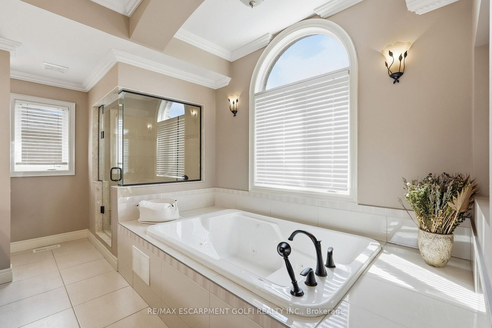 Detached House for sale at 240 Cloverleaf Drive, Hamilton, Ontario, L9K 1T2 - Meadowlands - MLS: X12978734