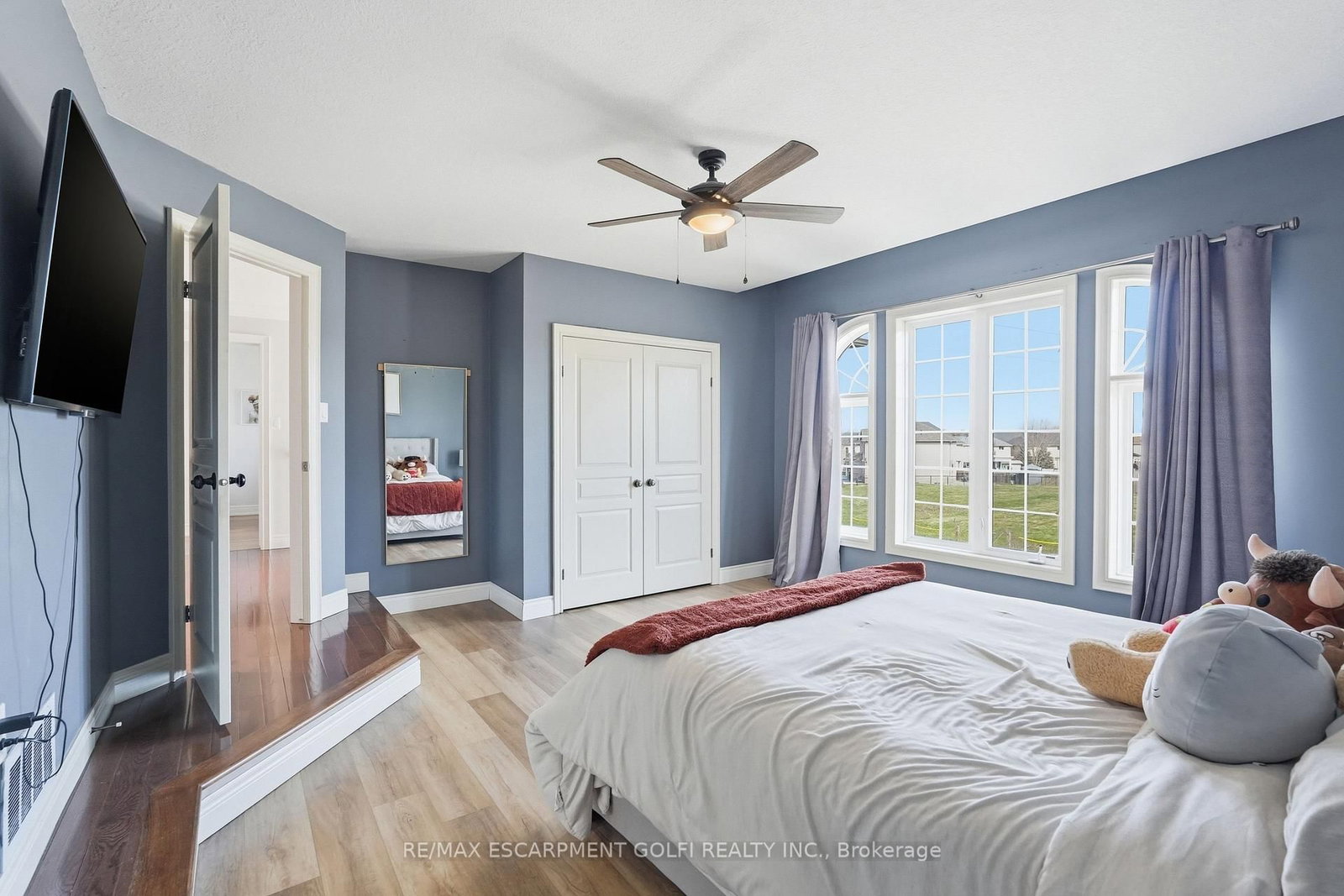 Detached House for sale at 240 Cloverleaf Drive, Hamilton, Ontario, L9K 1T2 - Meadowlands - MLS: X12978734