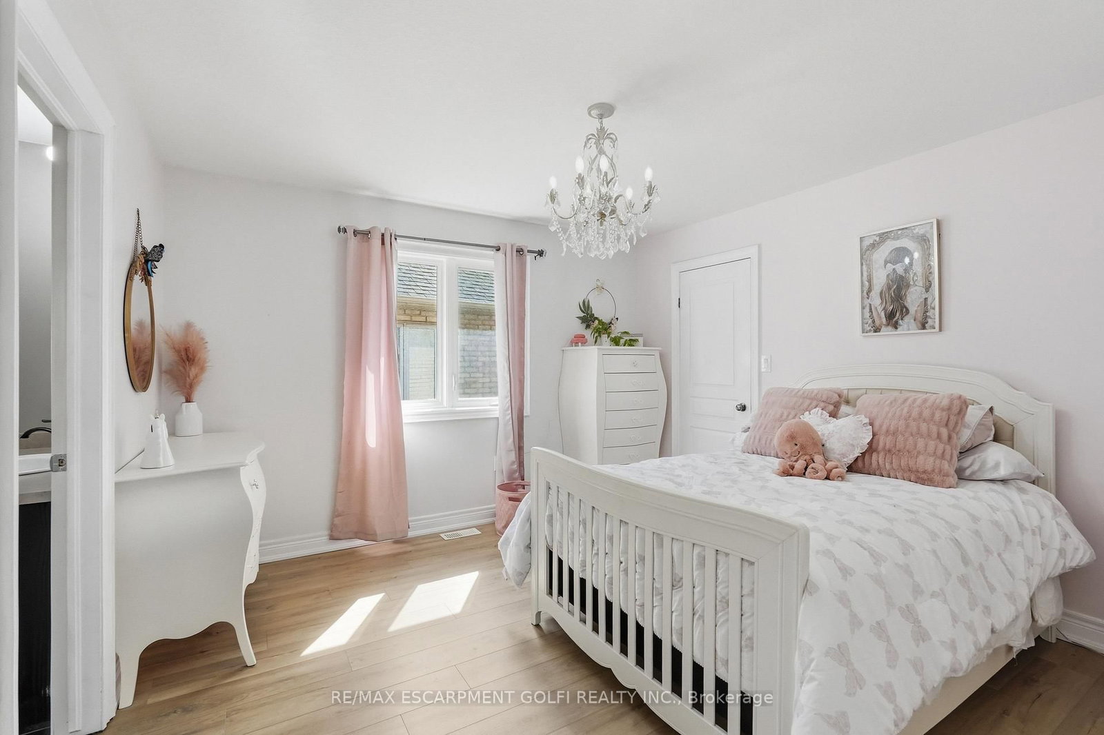 Detached House for sale at 240 Cloverleaf Drive, Hamilton, Ontario, L9K 1T2 - Meadowlands - MLS: X12978734