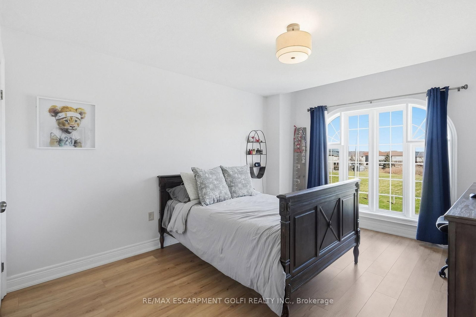 Detached House for sale at 240 Cloverleaf Drive, Hamilton, Ontario, L9K 1T2 - Meadowlands - MLS: X12978734