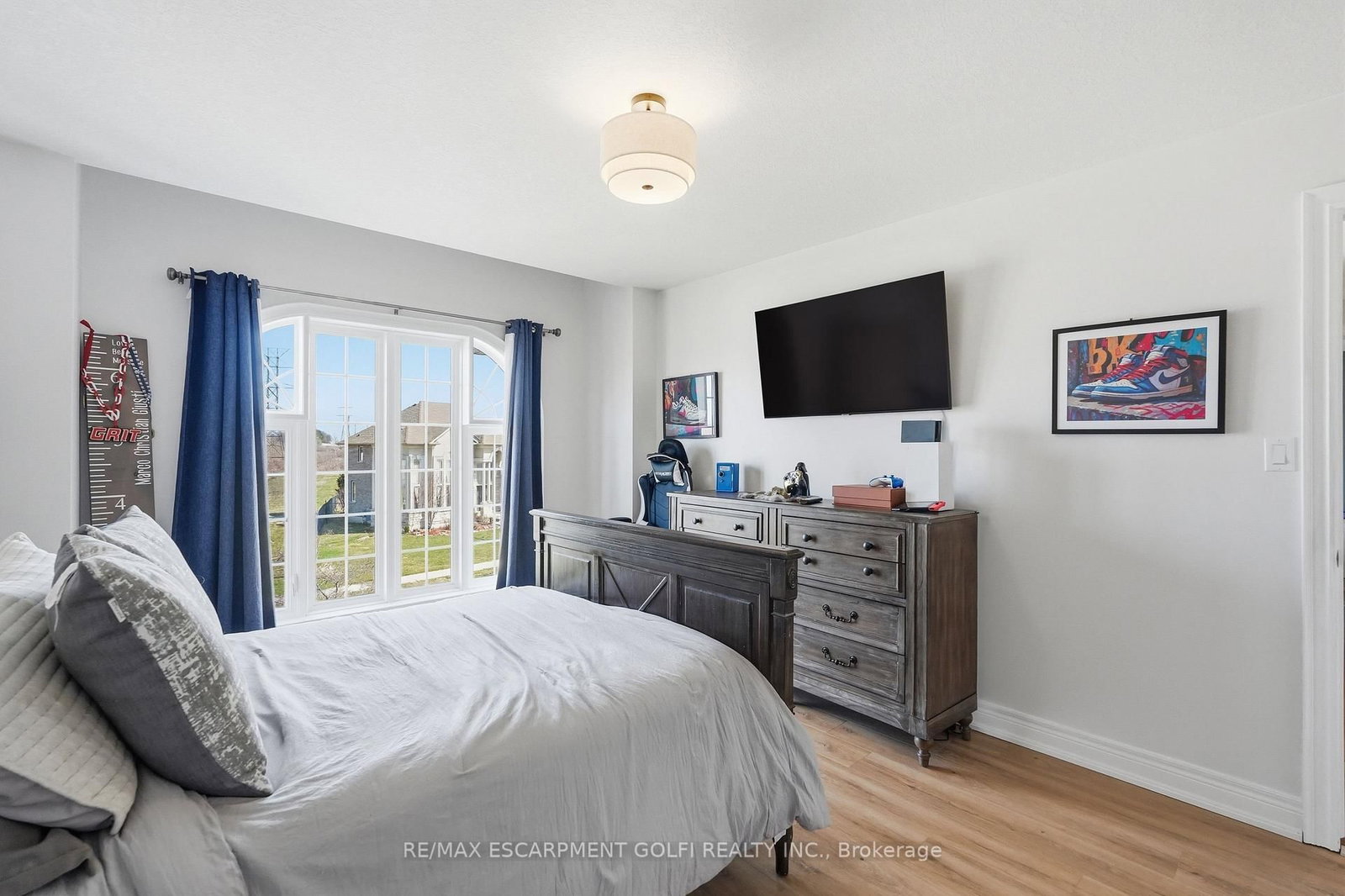 Detached House for sale at 240 Cloverleaf Drive, Hamilton, Ontario, L9K 1T2 - Meadowlands - MLS: X12978734