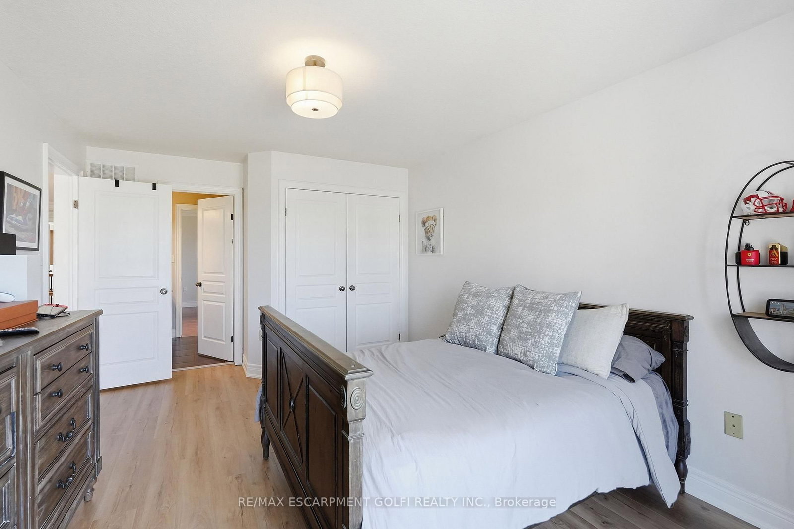 Detached House for sale at 240 Cloverleaf Drive, Hamilton, Ontario, L9K 1T2 - Meadowlands - MLS: X12978734