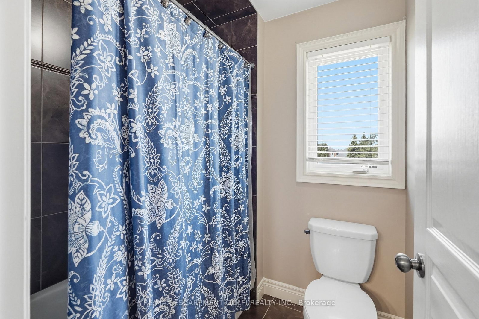 Detached House for sale at 240 Cloverleaf Drive, Hamilton, Ontario, L9K 1T2 - Meadowlands - MLS: X12978734