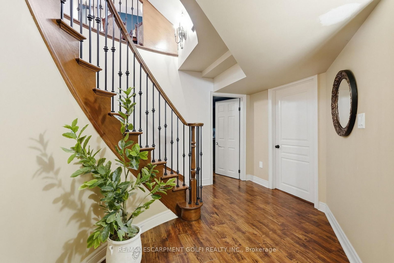 Detached House for sale at 240 Cloverleaf Drive, Hamilton, Ontario, L9K 1T2 - Meadowlands - MLS: X12978734