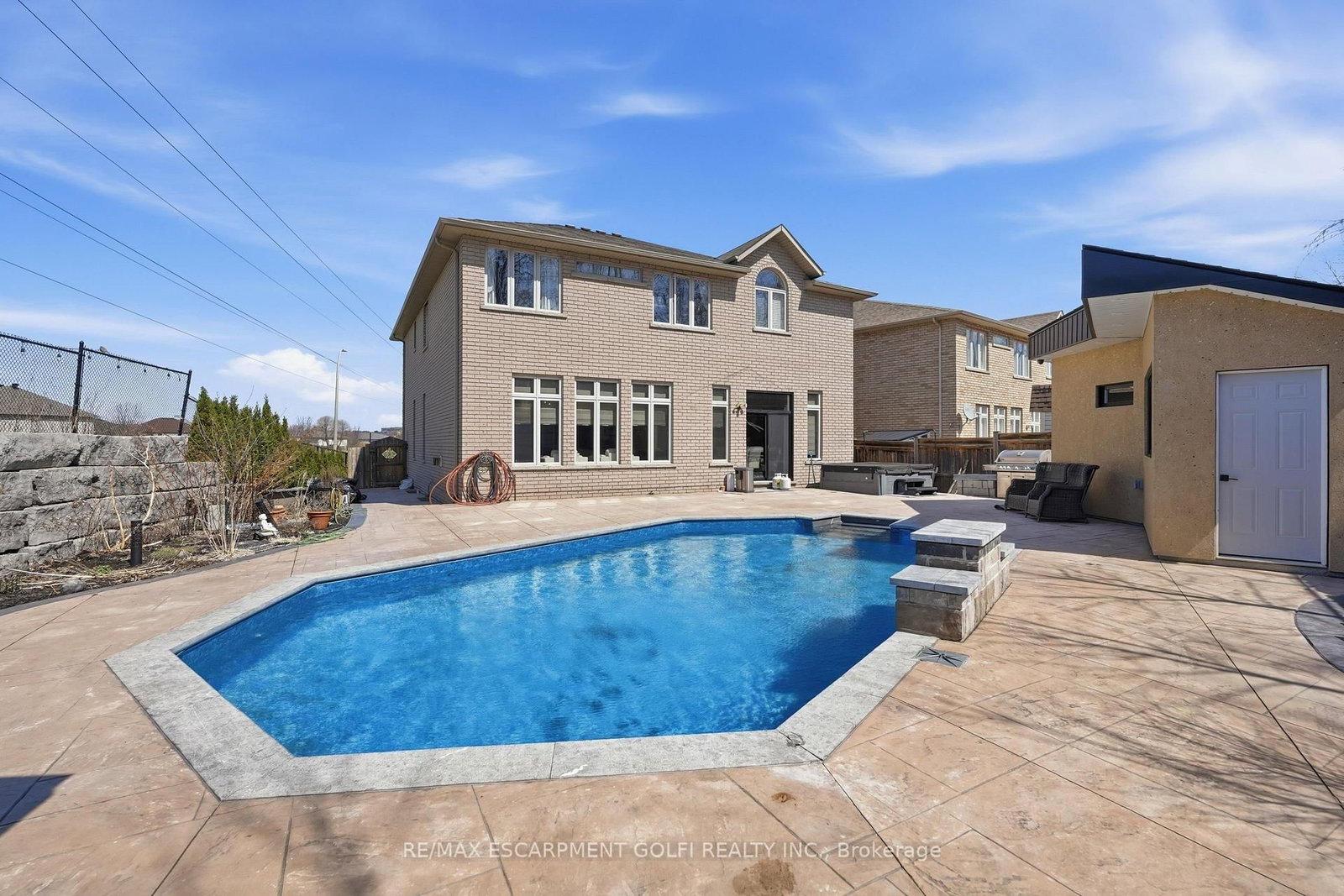 Detached House for sale at 240 Cloverleaf Drive, Hamilton, Ontario, L9K 1T2 - Meadowlands - MLS: X12978734