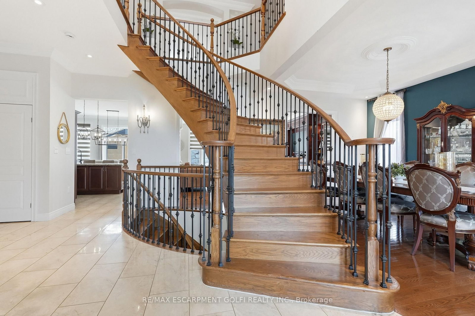 Detached House for sale at 240 Cloverleaf Drive, Hamilton, Ontario, L9K 1T2 - Meadowlands - MLS: X12978734