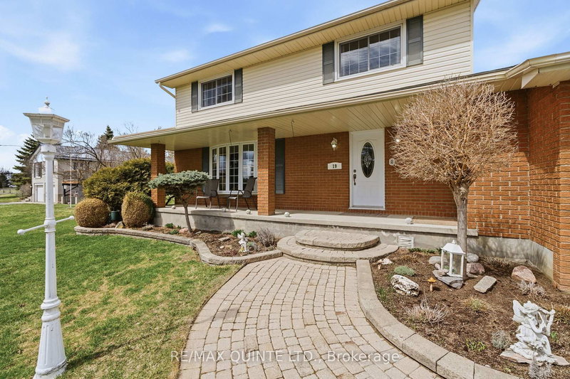 19 Country Club Dr, Quinte West, K8R 1B4 | Image 3