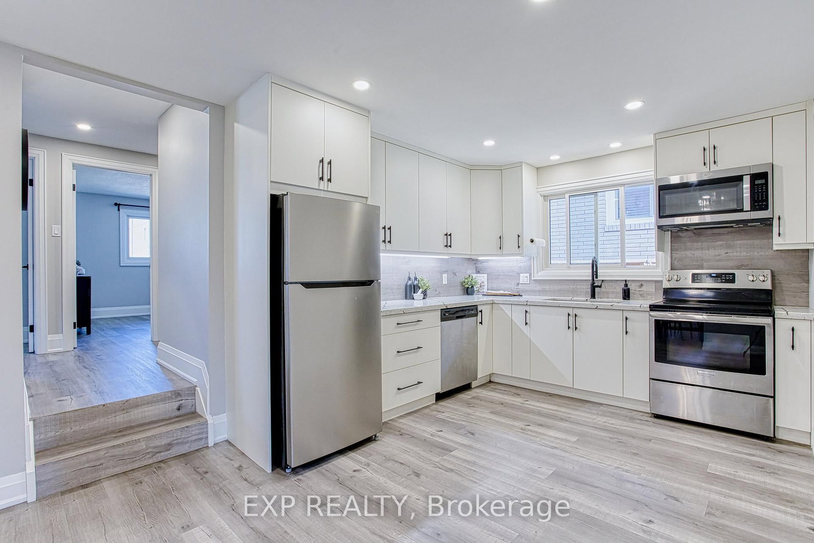 Detached House for sale at 4 Colgate Court, Hamilton, Ontario, L9C 6Z6 - Gilbert - MLS: X12978998