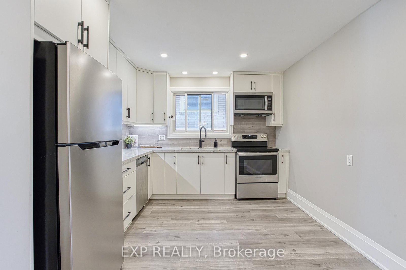 Detached House for sale at 4 Colgate Court, Hamilton, Ontario, L9C 6Z6 - Gilbert - MLS: X12978998