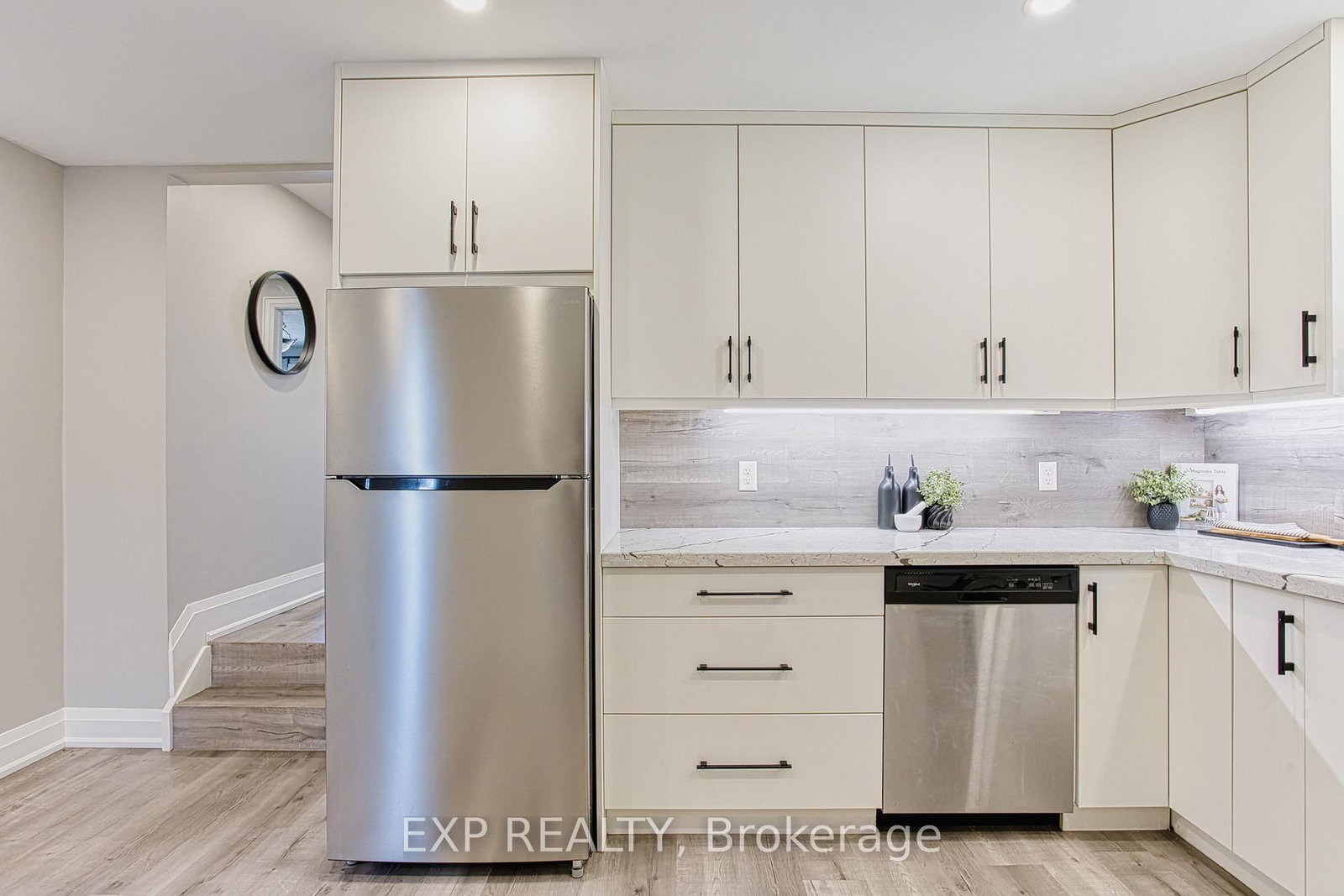 Detached House for sale at 4 Colgate Court, Hamilton, Ontario, L9C 6Z6 - Gilbert - MLS: X12978998