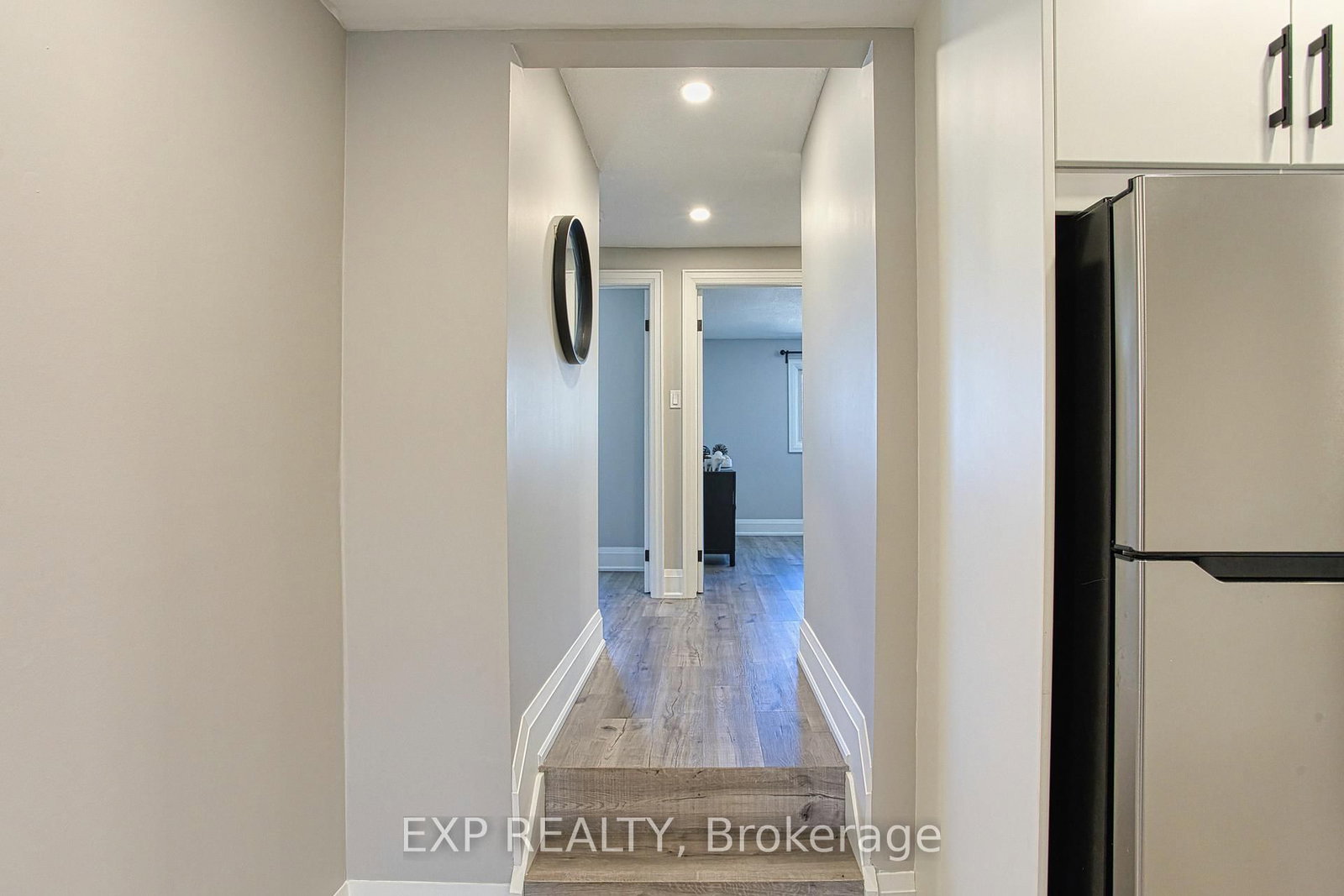 Detached House for sale at 4 Colgate Court, Hamilton, Ontario, L9C 6Z6 - Gilbert - MLS: X12978998