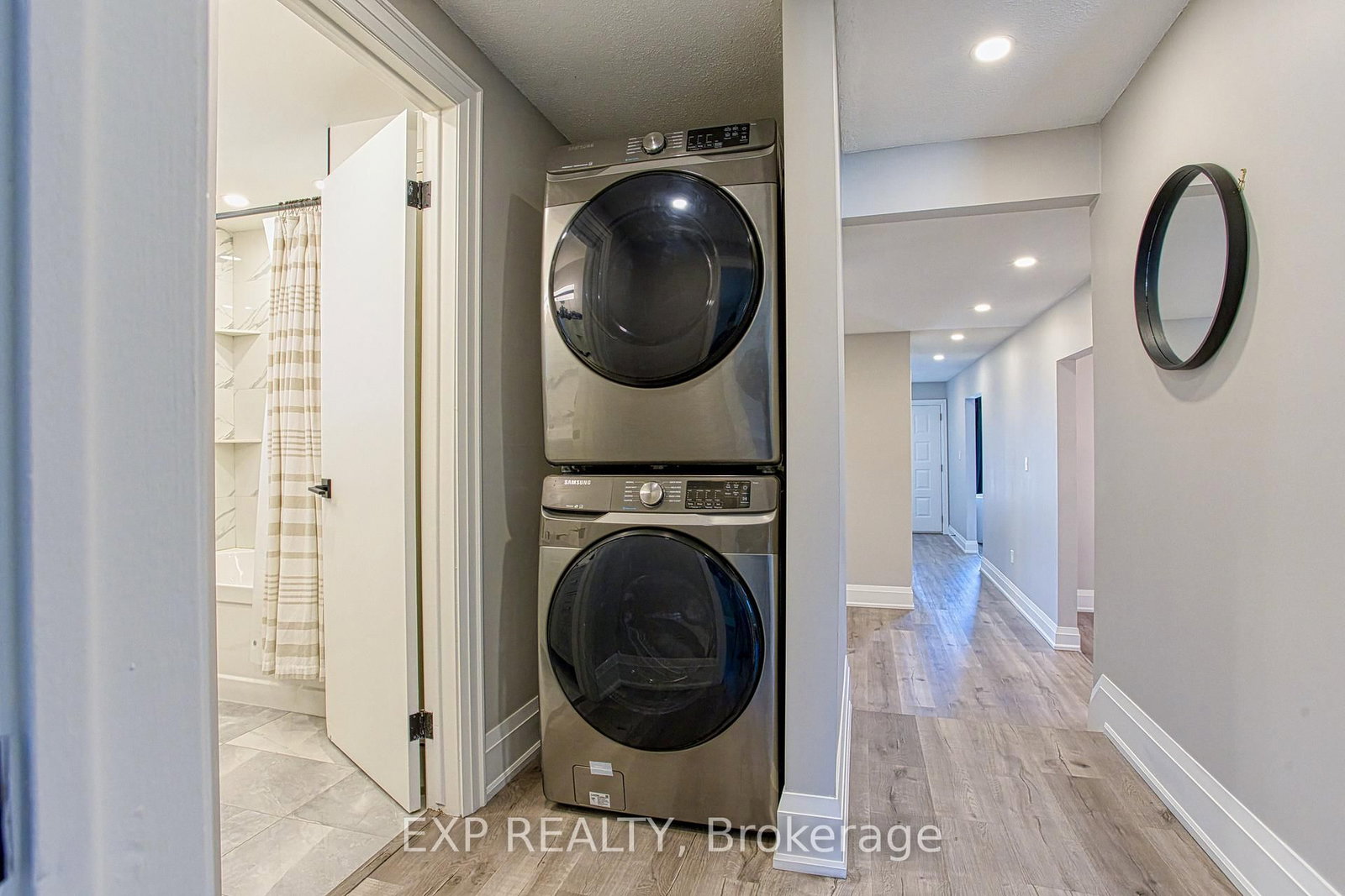 Detached House for sale at 4 Colgate Court, Hamilton, Ontario, L9C 6Z6 - Gilbert - MLS: X12978998