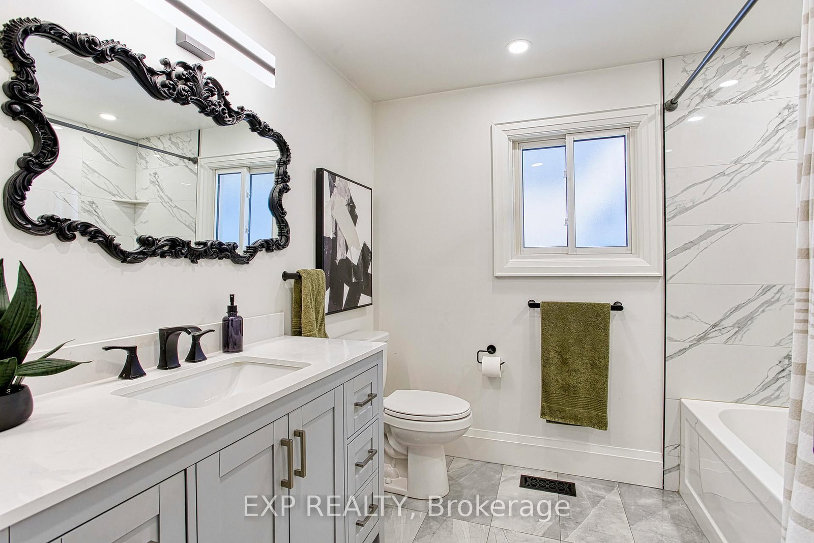 Detached House for sale at 4 Colgate Court, Hamilton, Ontario, L9C 6Z6 - Gilbert - MLS: X12978998