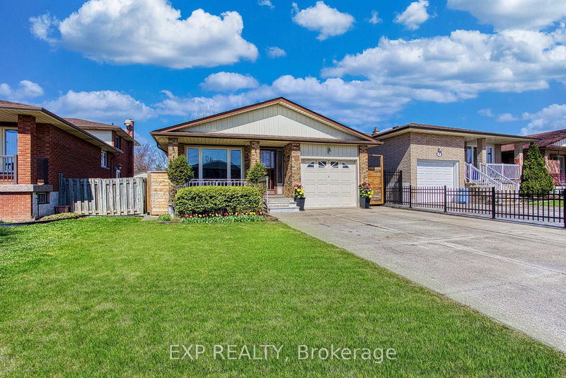 4 Colgate Crt, Hamilton, L9C 6Z6 | Image 2