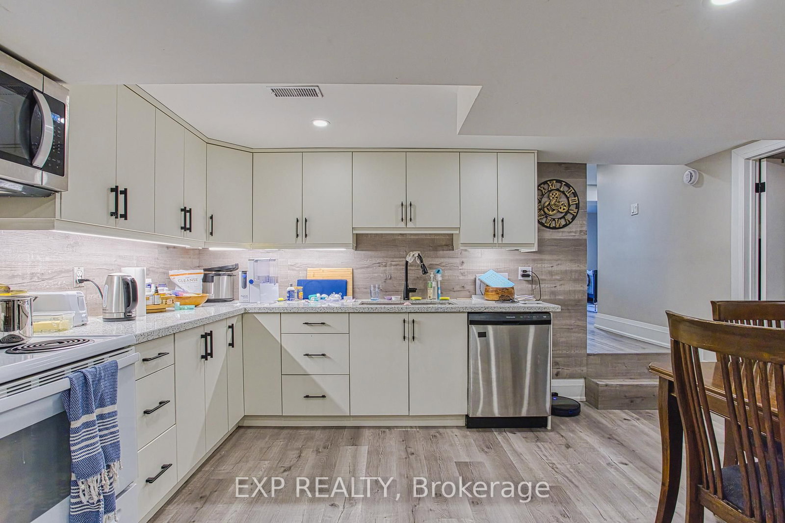 Detached House for sale at 4 Colgate Court, Hamilton, Ontario, L9C 6Z6 - Gilbert - MLS: X12978998