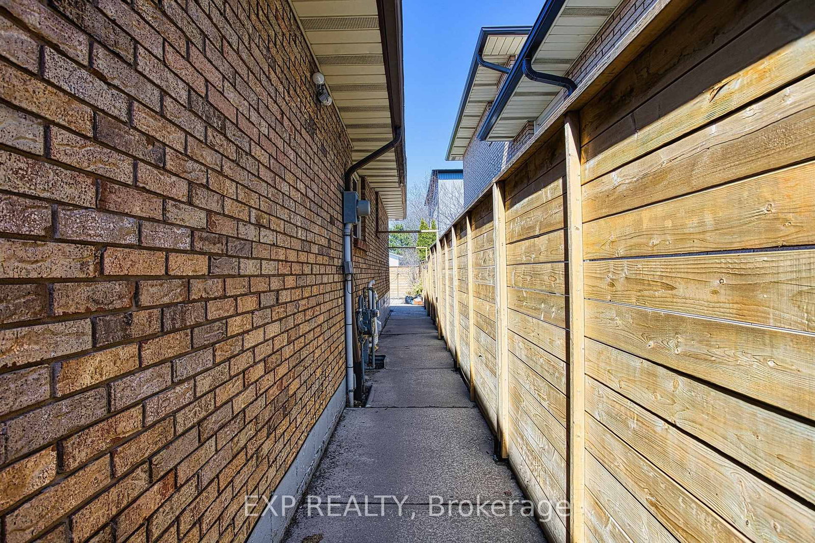 Detached House for sale at 4 Colgate Court, Hamilton, Ontario, L9C 6Z6 - Gilbert - MLS: X12978998