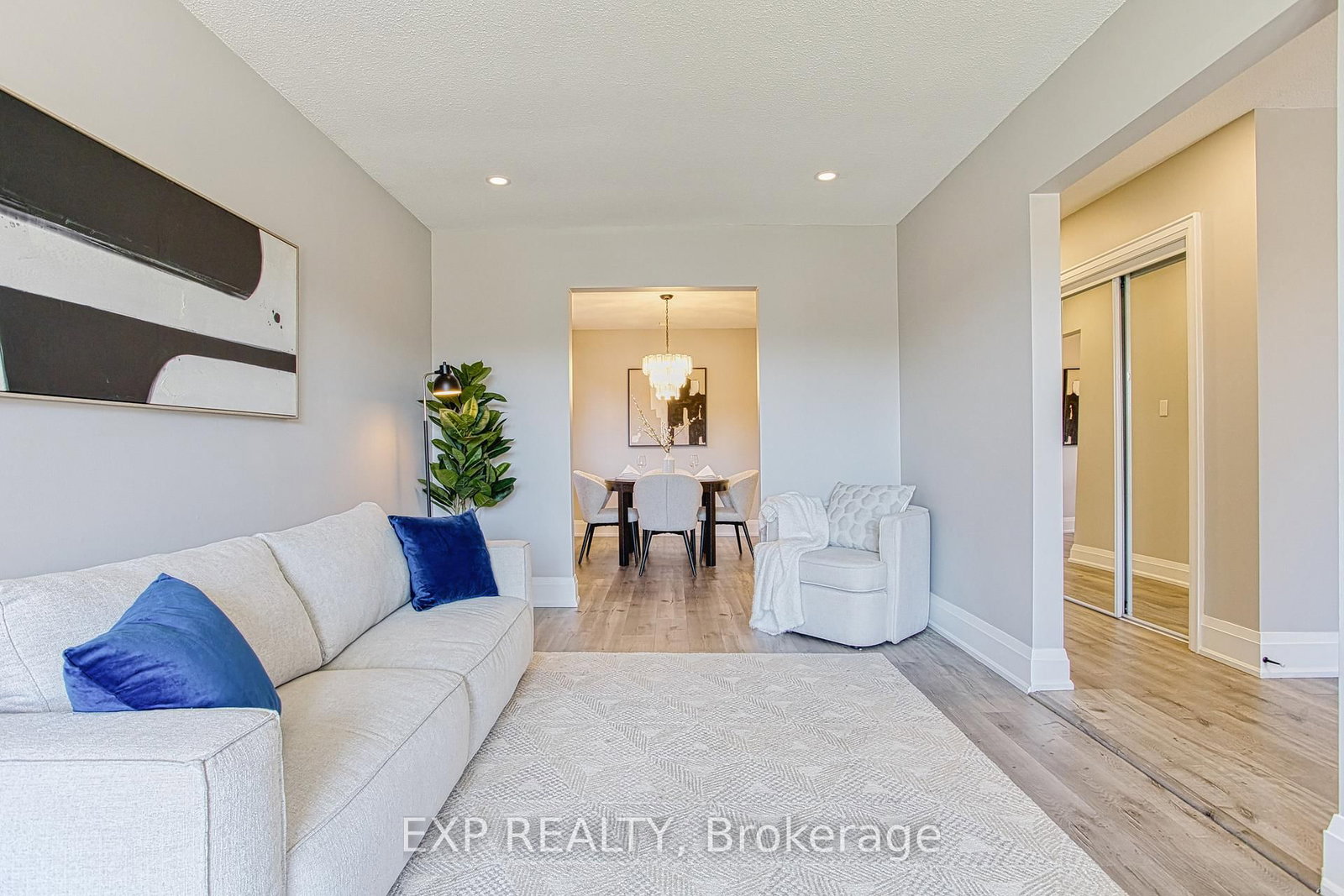 Detached House for sale at 4 Colgate Court, Hamilton, Ontario, L9C 6Z6 - Gilbert - MLS: X12978998