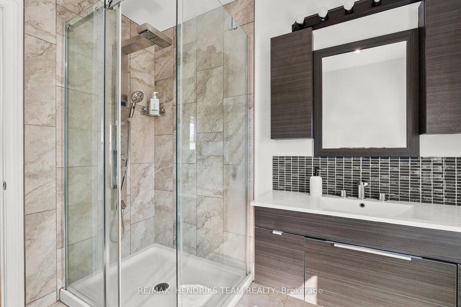 Detached House for sale at 192 Wood Street, Hamilton, Ontario, L8L 3Z1 - North End - MLS: X12979332