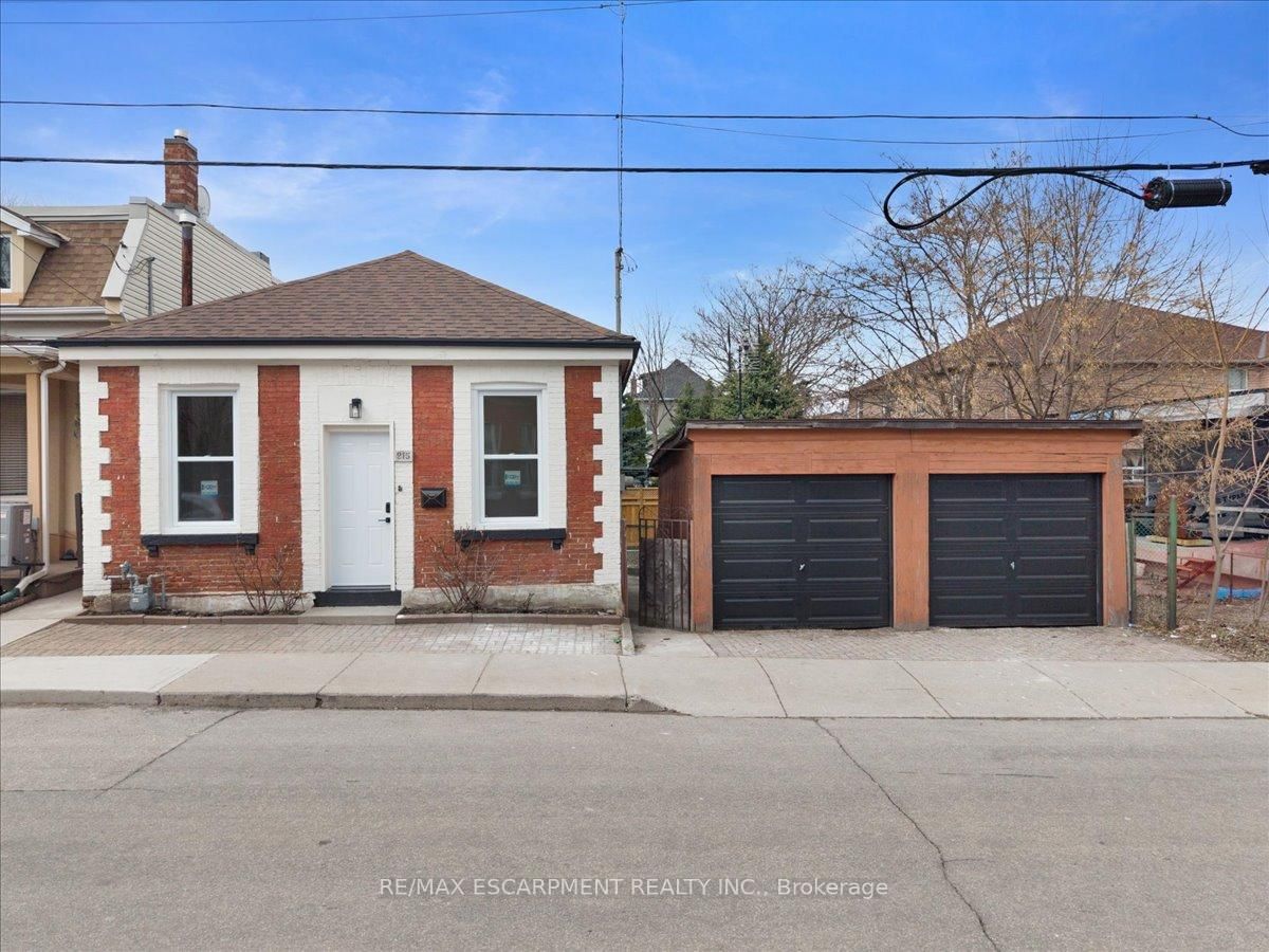 Detached House for sale at 215 Ray Street, Hamilton, Ontario, L8R 2Y3 - Strathcona - MLS: X12979746