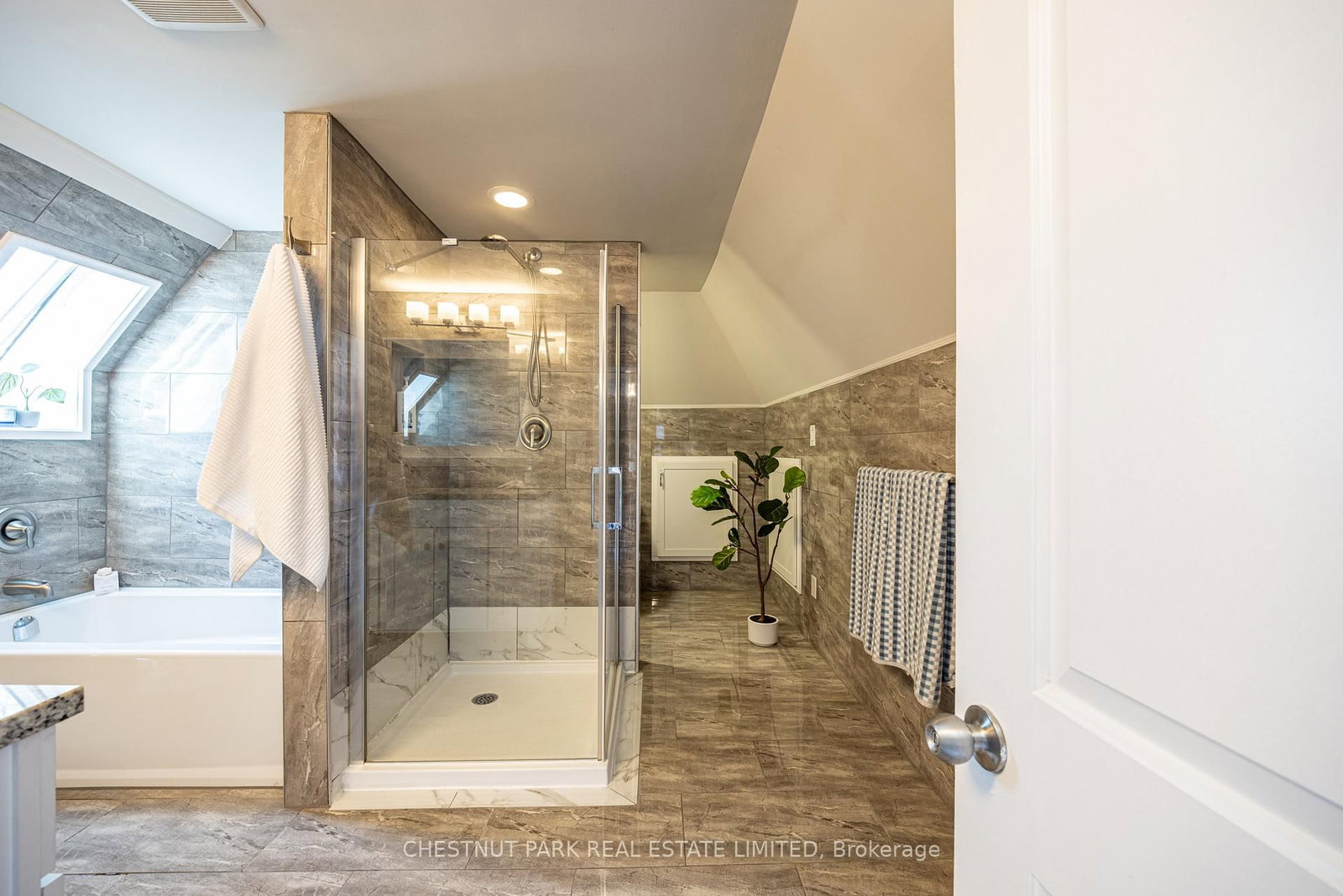 177 Charlton Avenue W - Photo 20