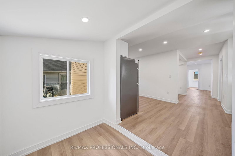 Apartment B - 27 Oakdale Ave, St. Catharines, L2P 2B8 | Image 2