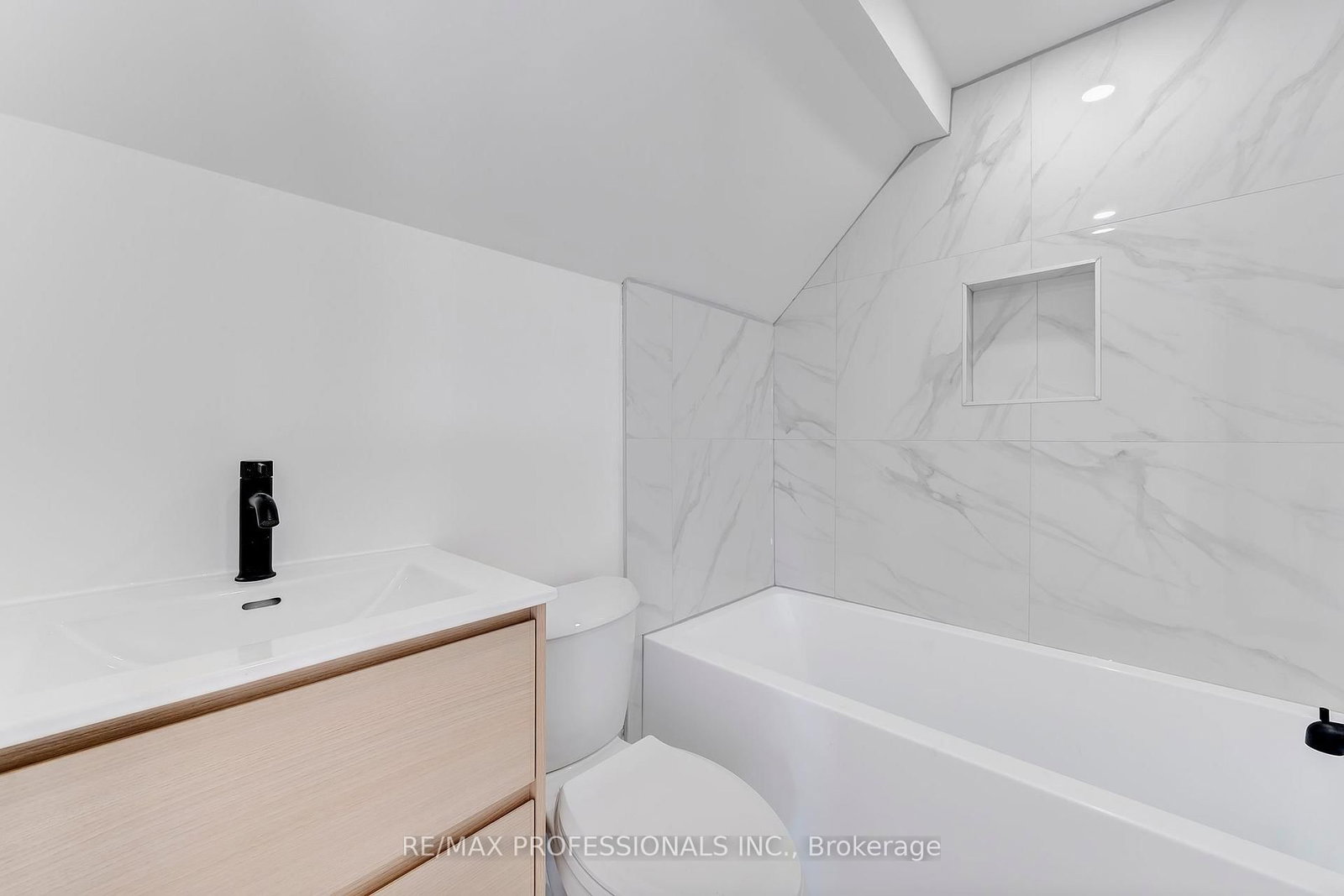 27 Oakdale Avenue, Unit Apartment A - Photo 8