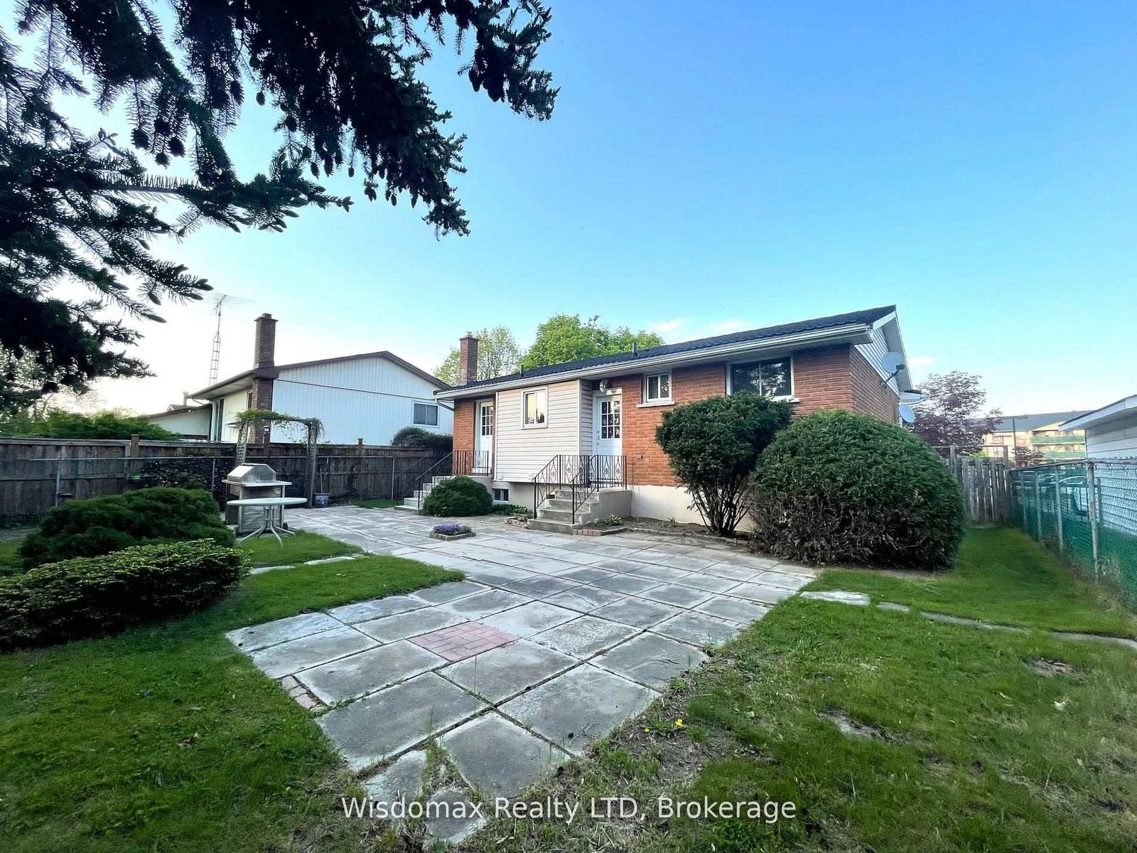 Detached House for sale at 7 GREENMEADOW Court, St. Catharines, Ontario, L2P 1X7 - Fairview - MLS: X12980388