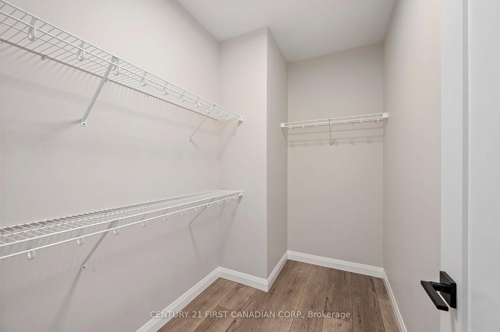 Townhouse for sale at 11-32 Postma Crescent, North Middlesex, Ontario, N0M 1A0 - Ailsa Craig - MLS: X12980634