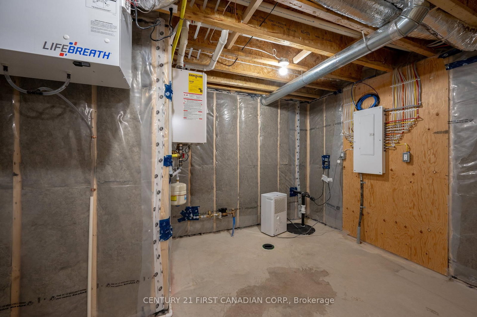 Townhouse for sale at 11-32 Postma Crescent, North Middlesex, Ontario, N0M 1A0 - Ailsa Craig - MLS: X12980634