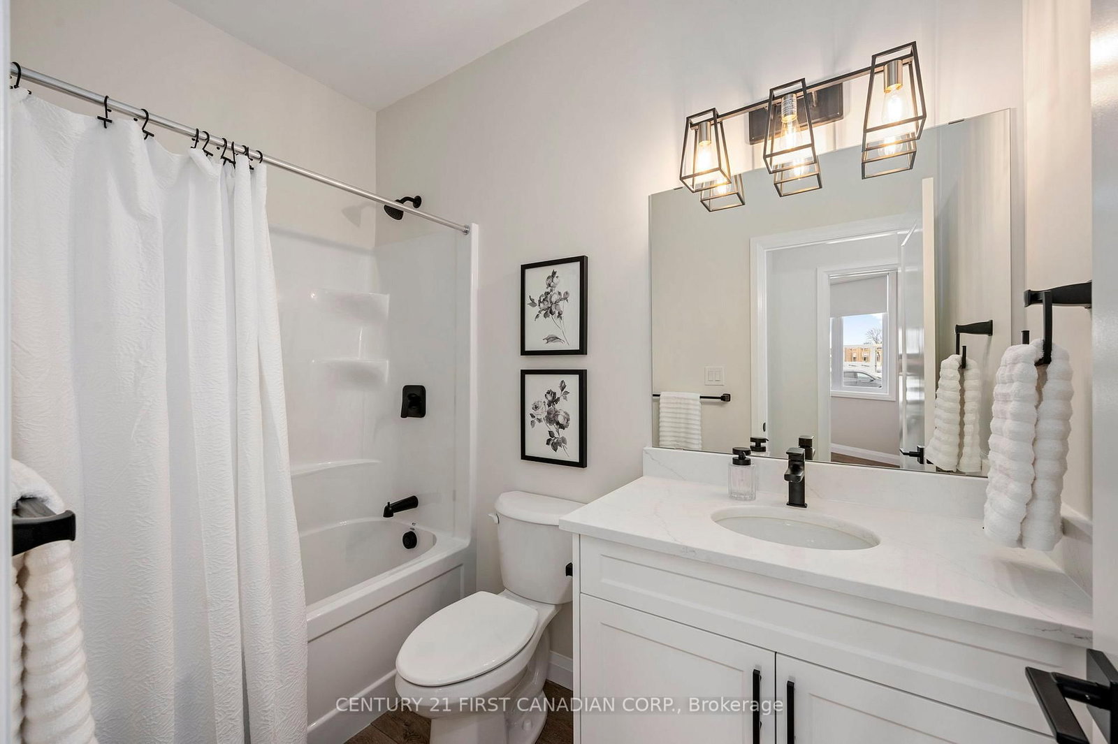 Townhouse for sale at 11-32 Postma Crescent, North Middlesex, Ontario, N0M 1A0 - Ailsa Craig - MLS: X12980634