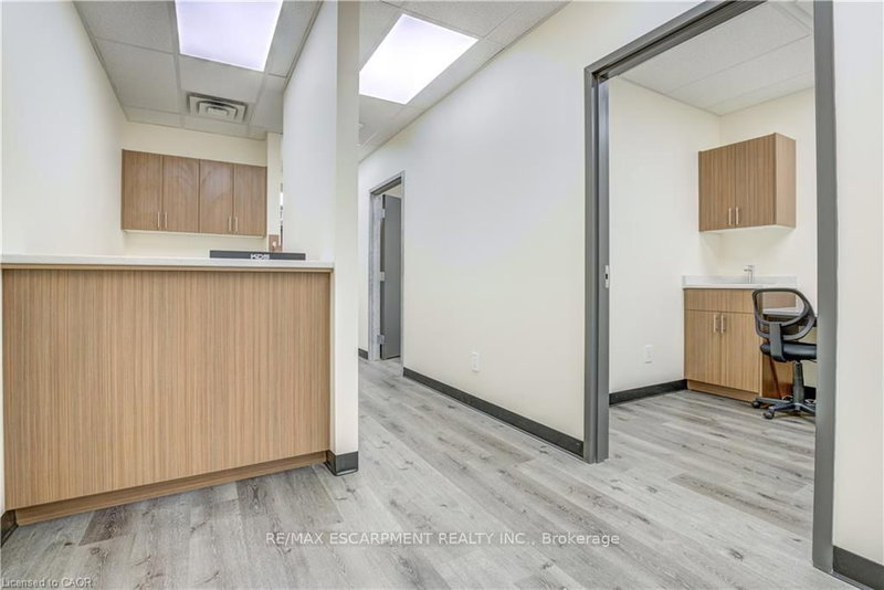 4987 King St photo 5