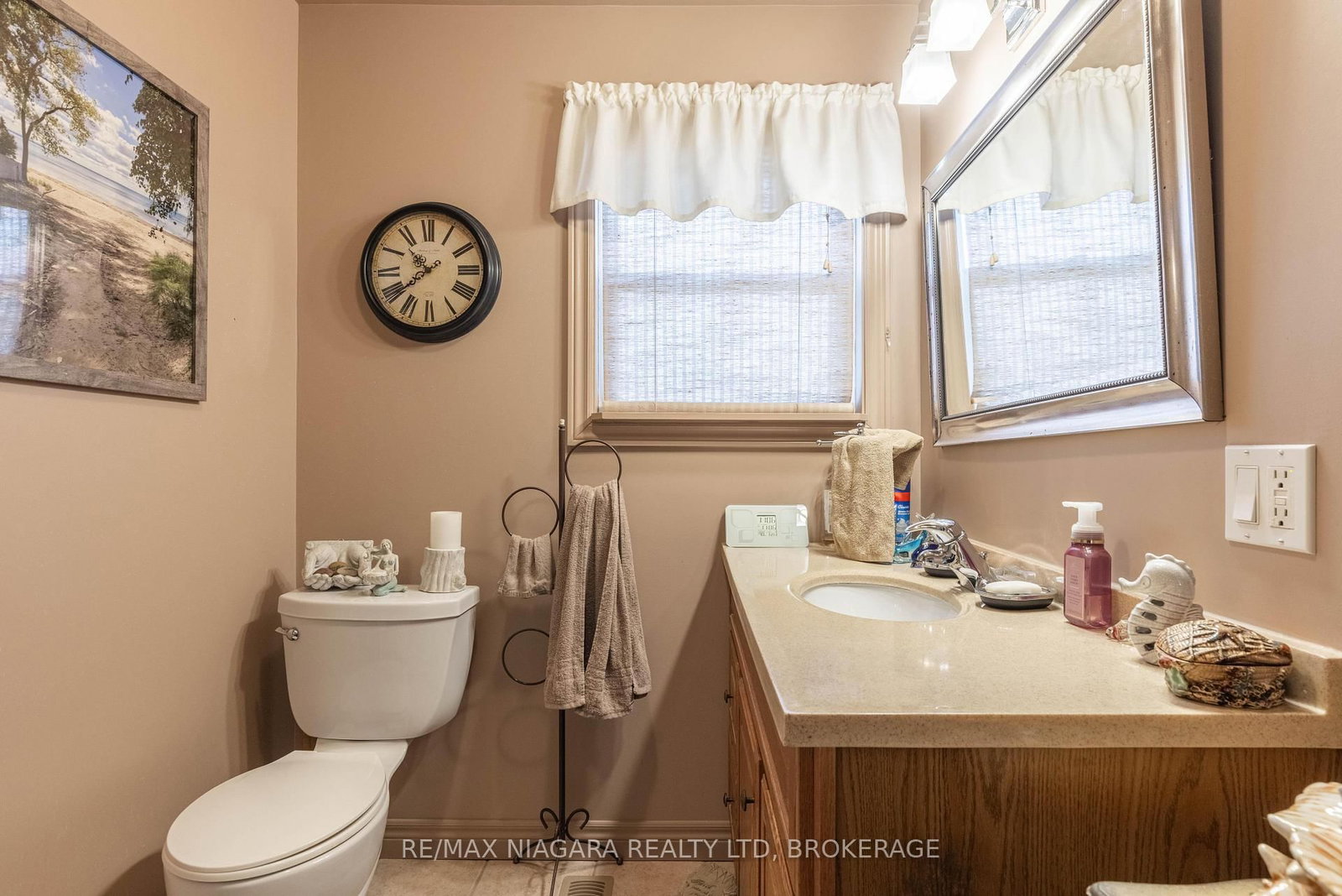 Detached House for sale at 42 Douglas Street, Fort Erie, Ontario, L2A 3W5 - Central - MLS: X12981022