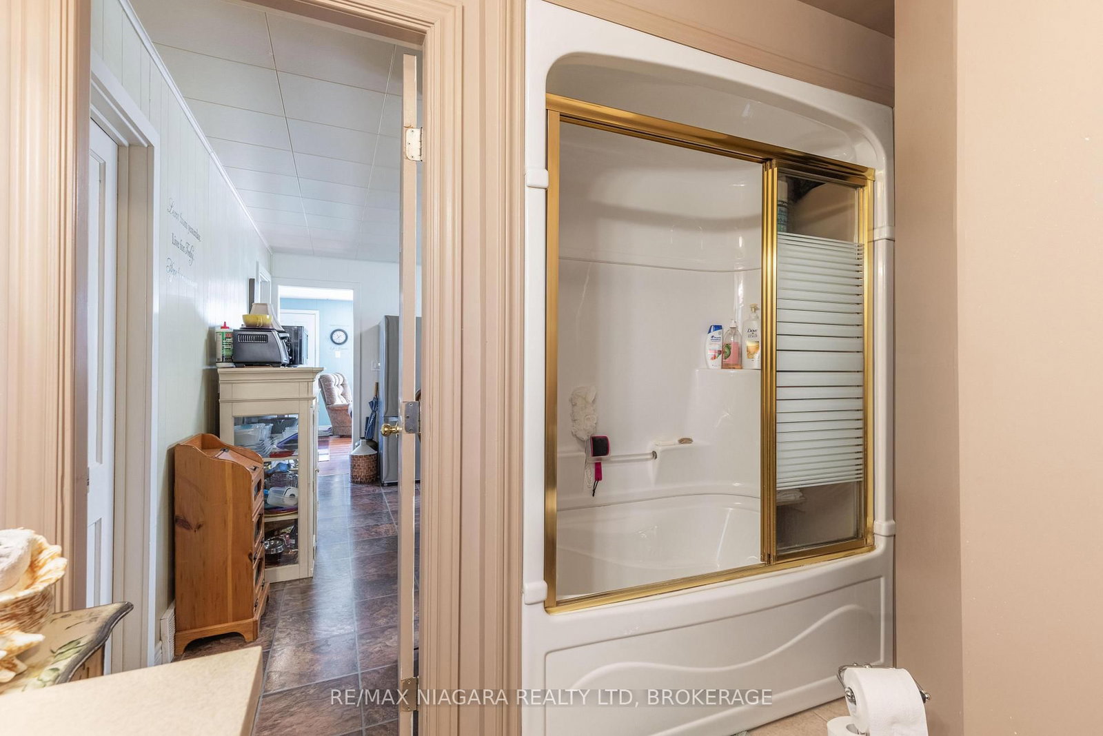 Detached House for sale at 42 Douglas Street, Fort Erie, Ontario, L2A 3W5 - Central - MLS: X12981022