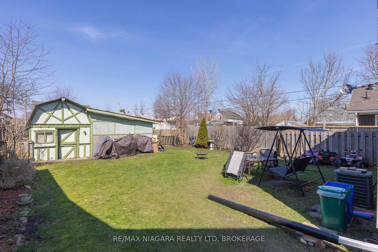 Detached House for sale at 42 Douglas Street, Fort Erie, Ontario, L2A 3W5 - Central - MLS: X12981022