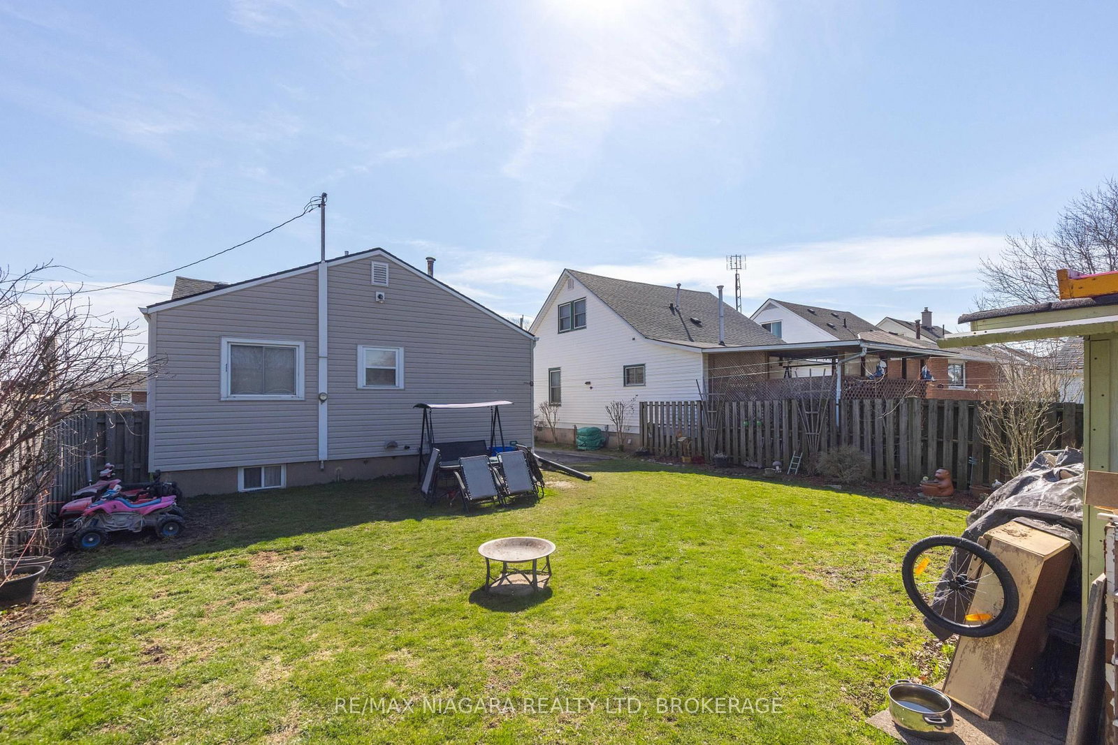 Detached House for sale at 42 Douglas Street, Fort Erie, Ontario, L2A 3W5 - Central - MLS: X12981022