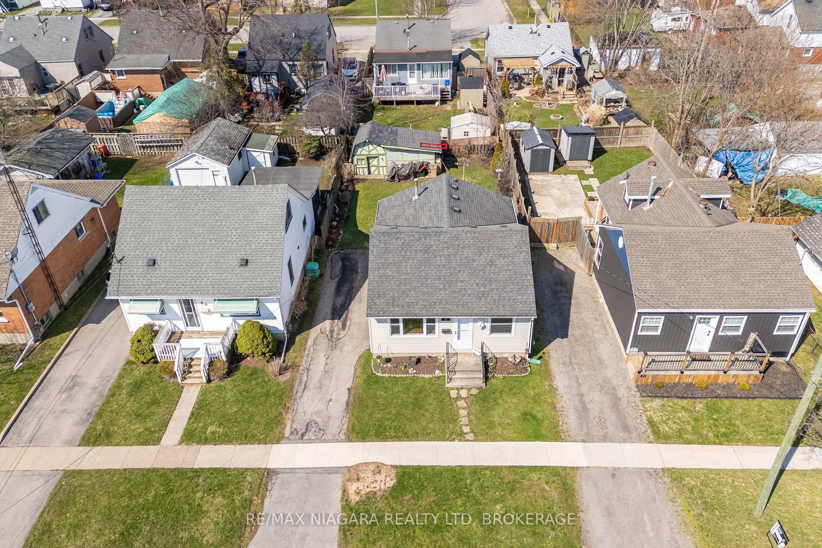 Detached House for sale at 42 Douglas Street, Fort Erie, Ontario, L2A 3W5 - Central - MLS: X12981022