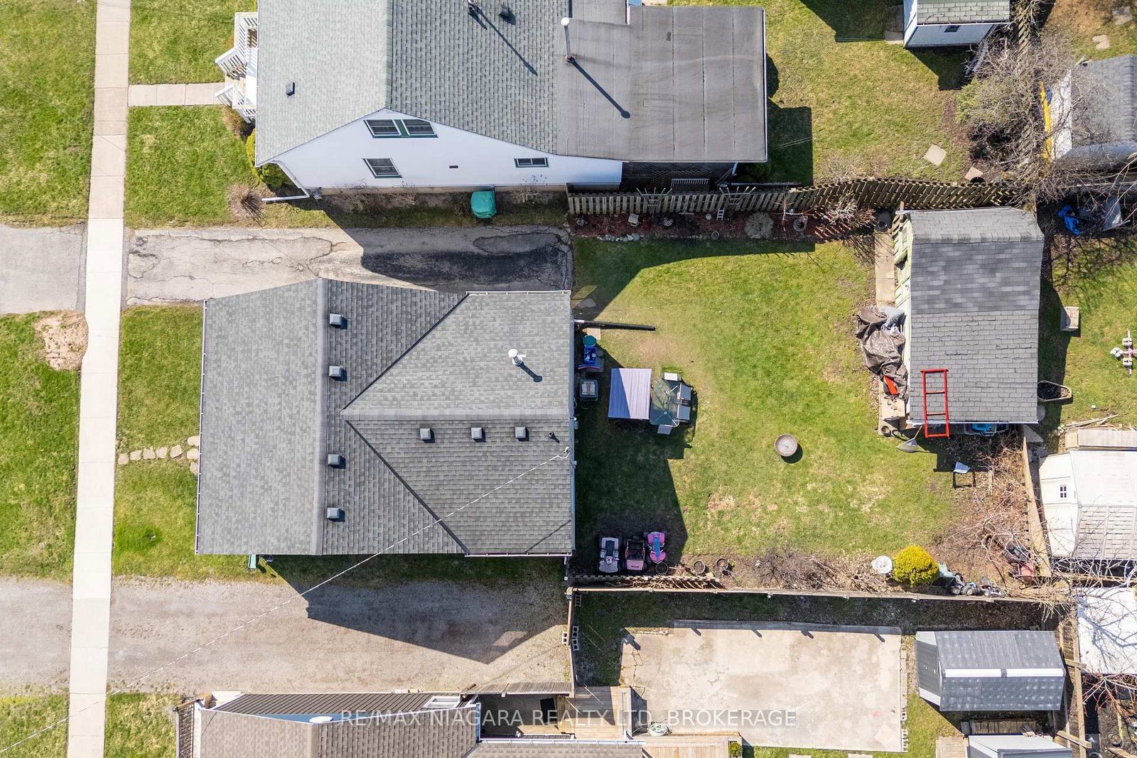 Detached House for sale at 42 Douglas Street, Fort Erie, Ontario, L2A 3W5 - Central - MLS: X12981022