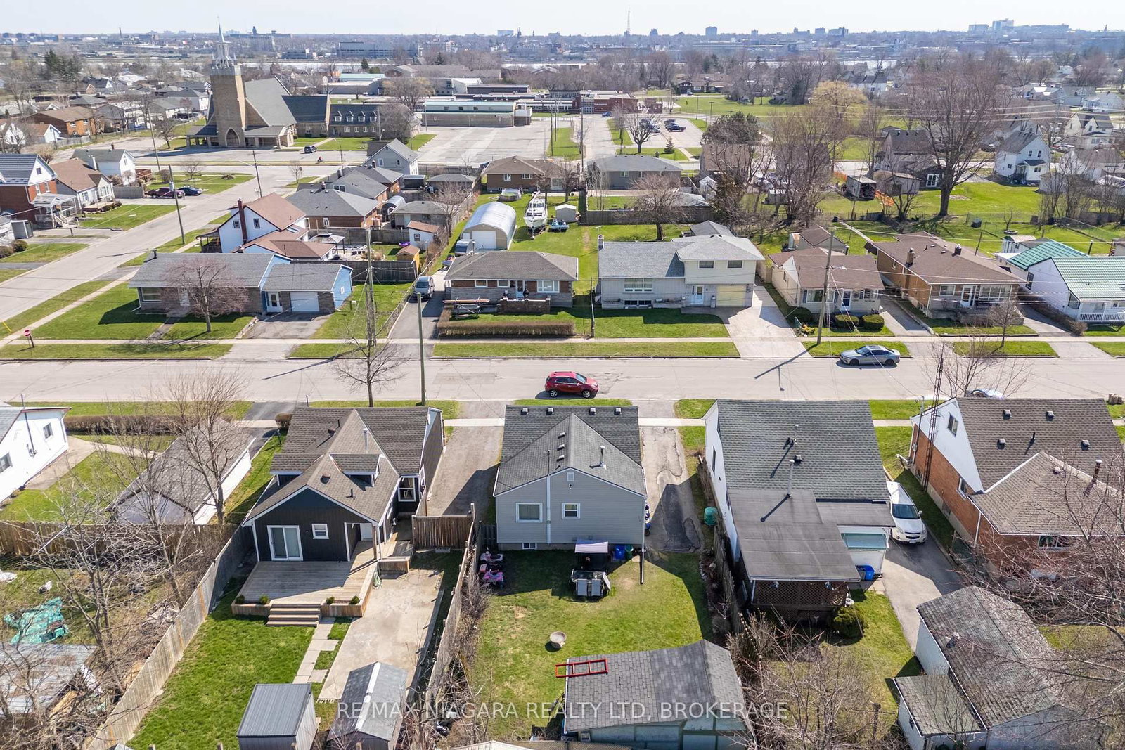 Detached House for sale at 42 Douglas Street, Fort Erie, Ontario, L2A 3W5 - Central - MLS: X12981022