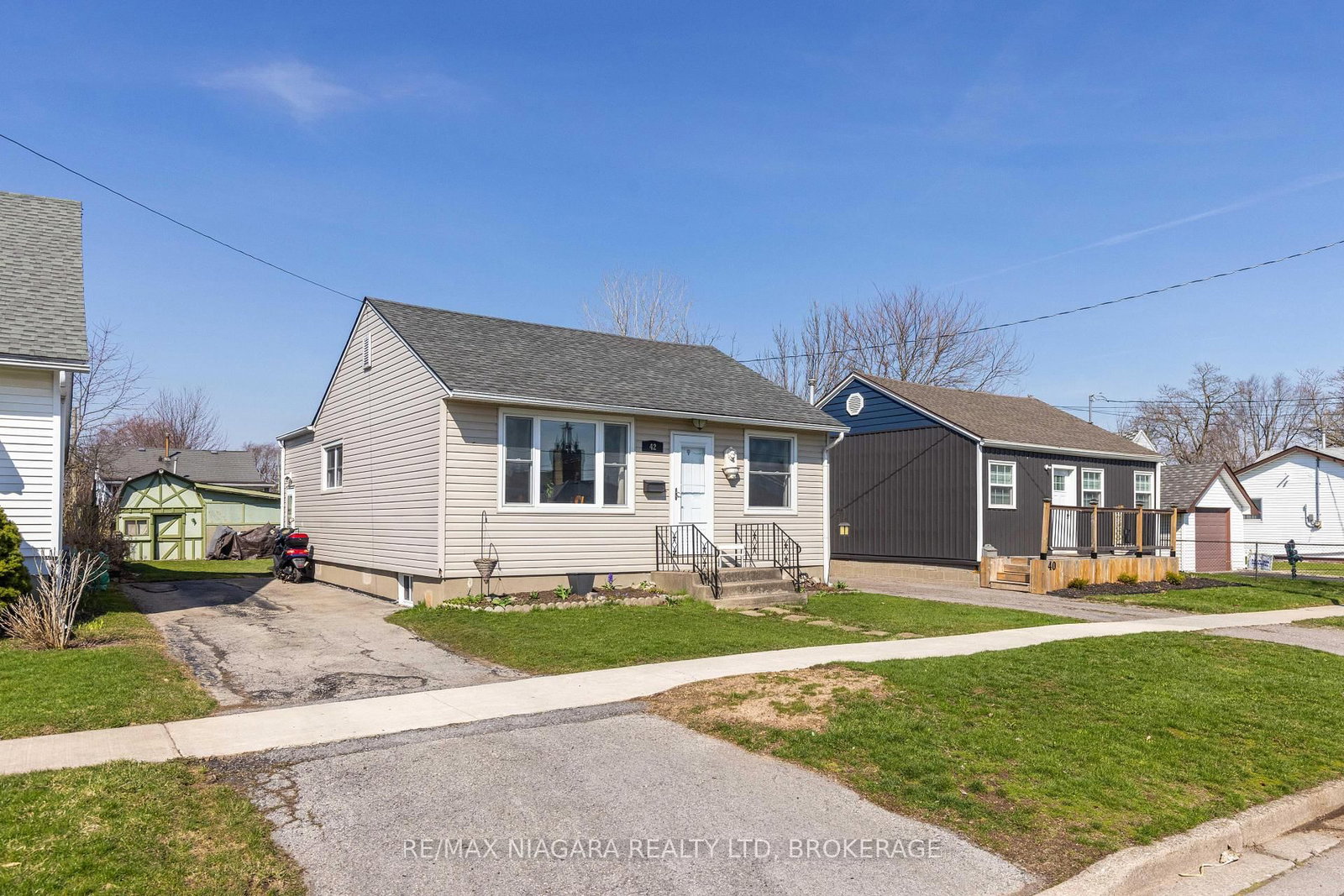 Detached House for sale at 42 Douglas Street, Fort Erie, Ontario, L2A 3W5 - Central - MLS: X12981022