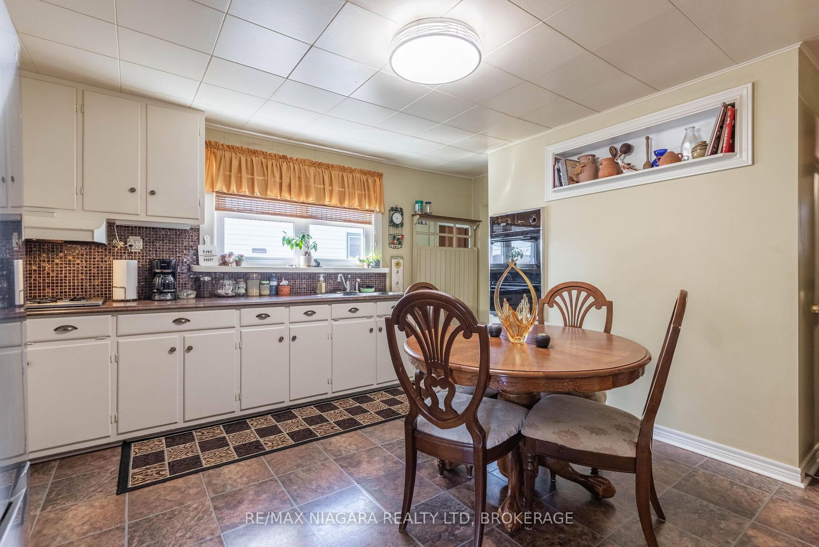 Detached House for sale at 42 Douglas Street, Fort Erie, Ontario, L2A 3W5 - Central - MLS: X12981022