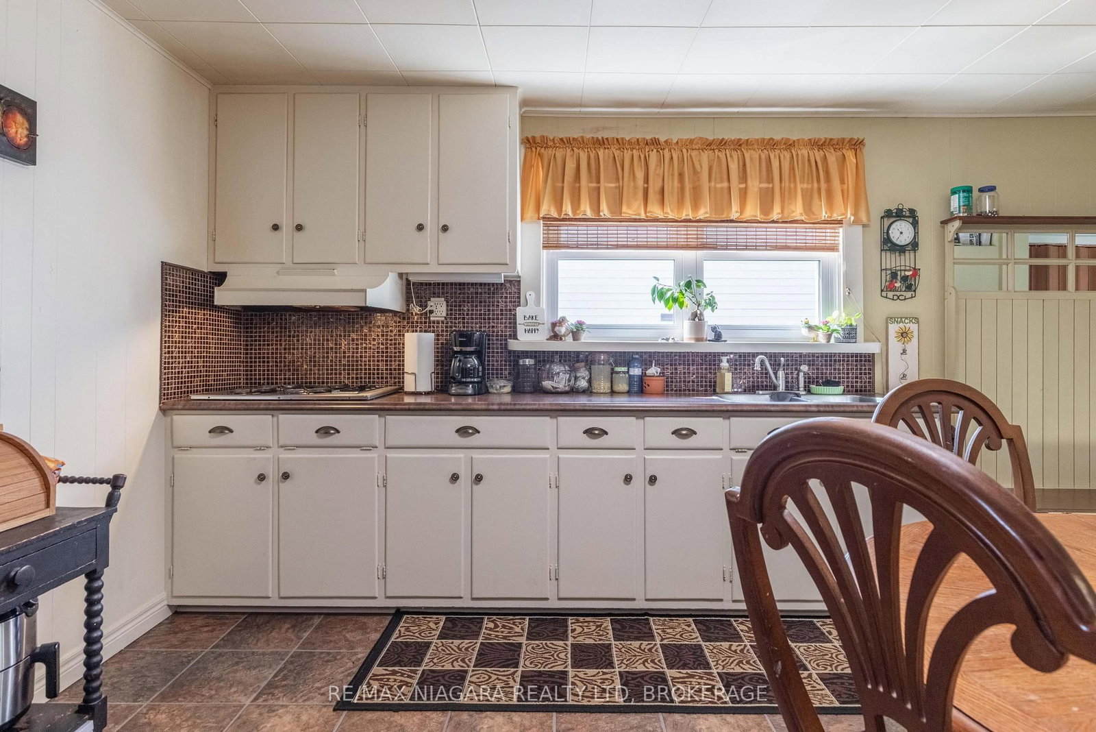 Detached House for sale at 42 Douglas Street, Fort Erie, Ontario, L2A 3W5 - Central - MLS: X12981022