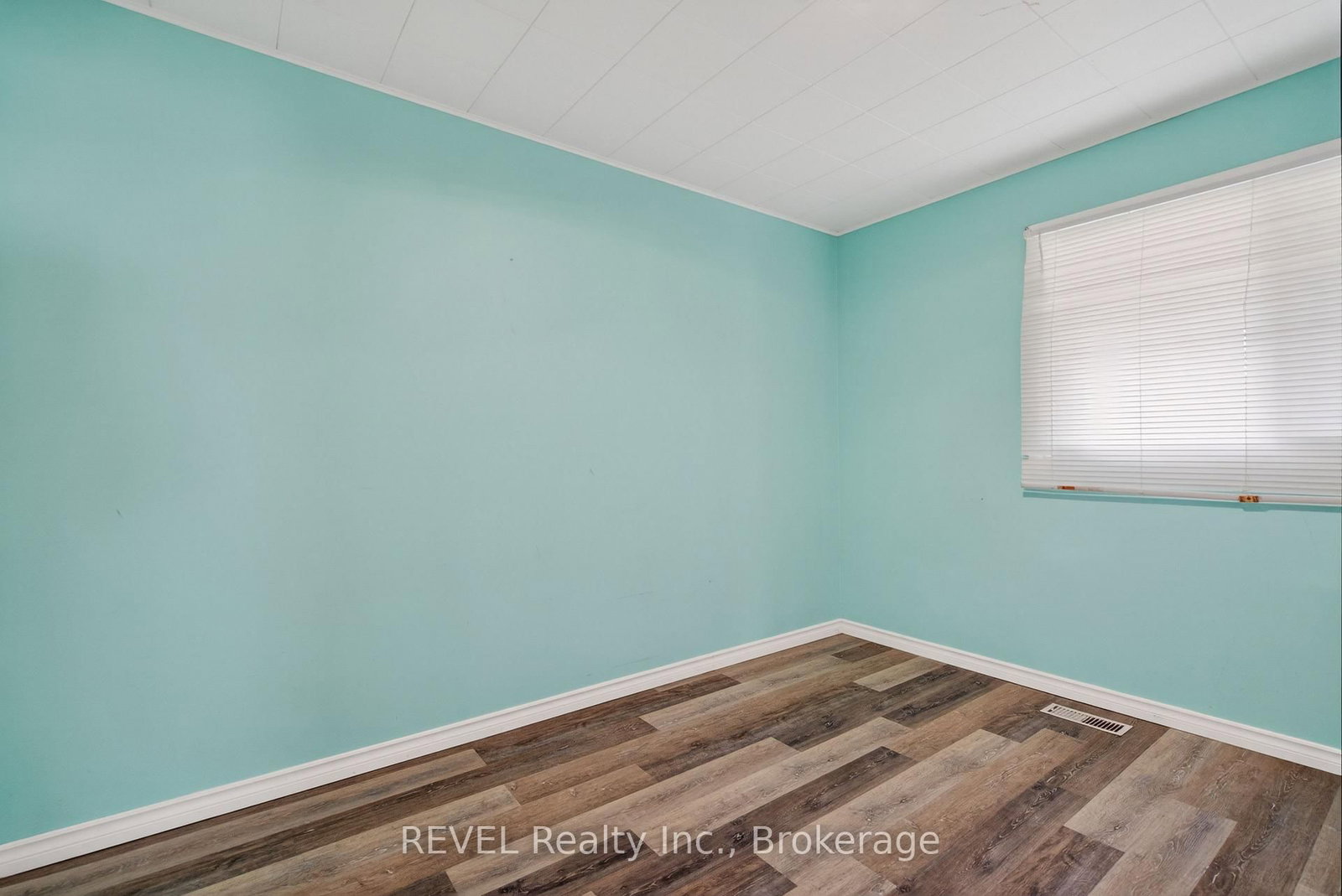 Detached House for sale at 15 Vera Street, St. Catharines, Ontario, L2S 1C3 - Western Hill - MLS: X12981098