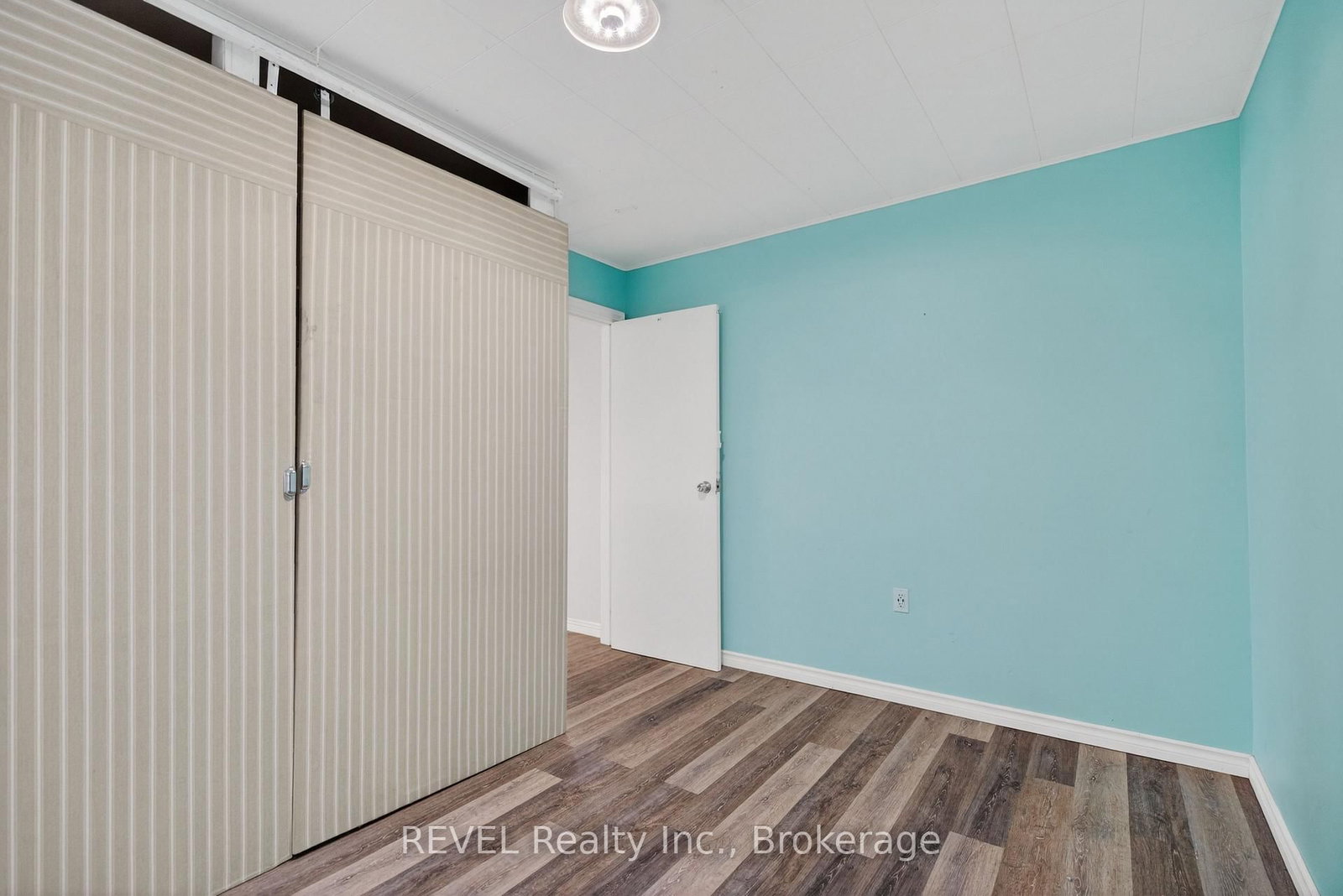 Detached House for sale at 15 Vera Street, St. Catharines, Ontario, L2S 1C3 - Western Hill - MLS: X12981098