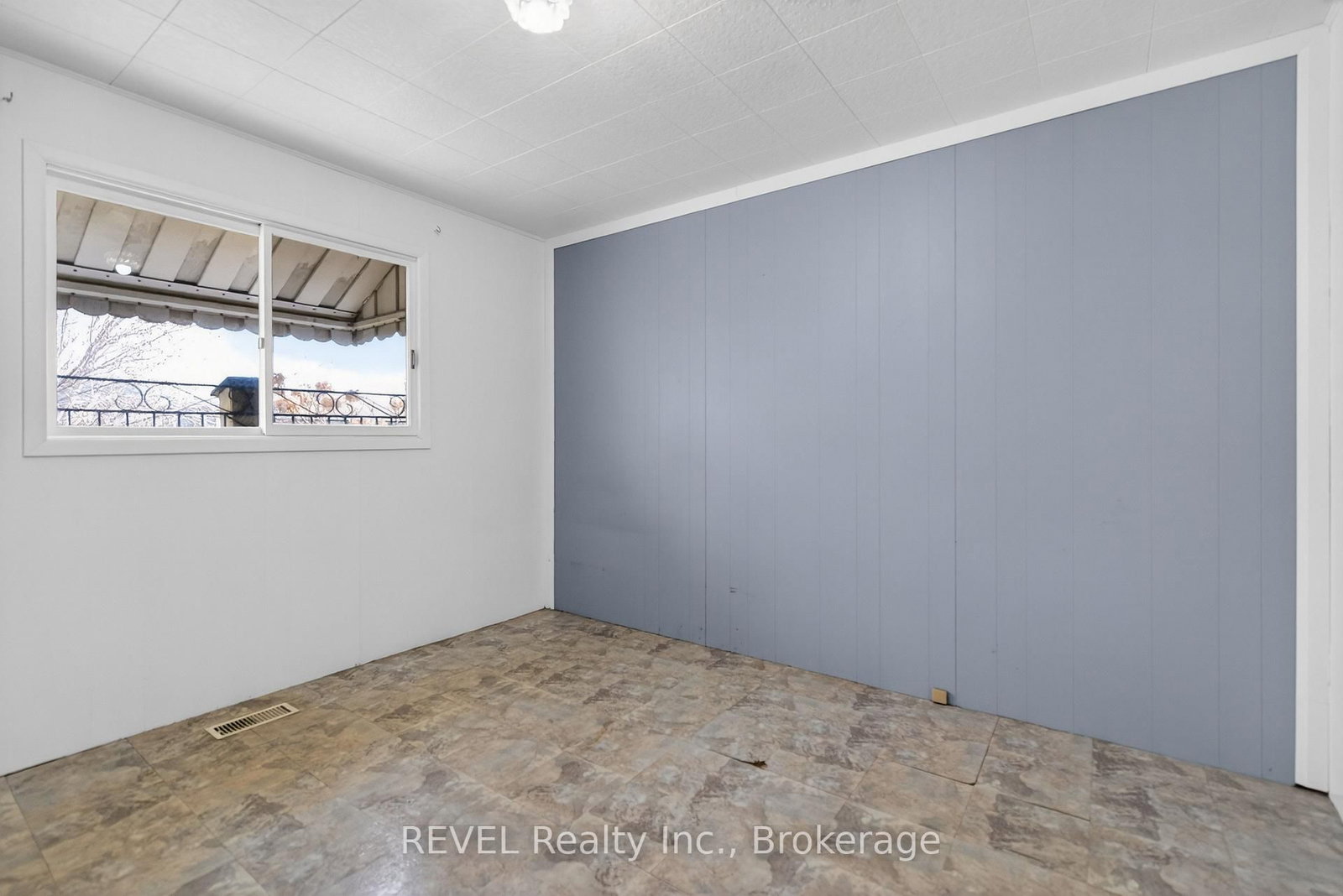 Detached House for sale at 15 Vera Street, St. Catharines, Ontario, L2S 1C3 - Western Hill - MLS: X12981098